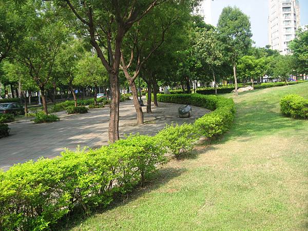 10.綠油油的公園草坪.JPG 10.綠油油的公園草坪.JPG