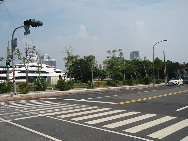 20.那邊有艘好大的遊艇.JPG 20.那邊有艘好大的遊艇.JPG