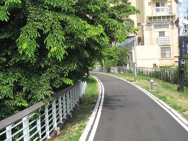 40.臨港線,由鐵軌改建成的腳踏車步道.JPG 40.臨港線,由鐵軌改建成的腳踏車步道.JPG