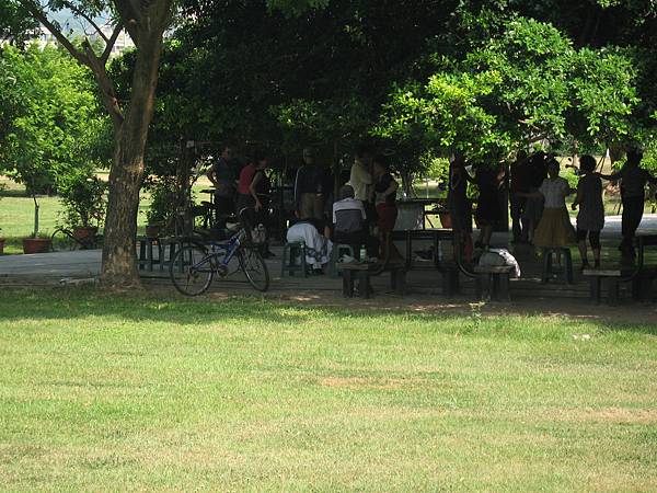 53一群長者在樹林中跳社交舞.JPG 53一群長者在樹林中跳社交舞.JPG