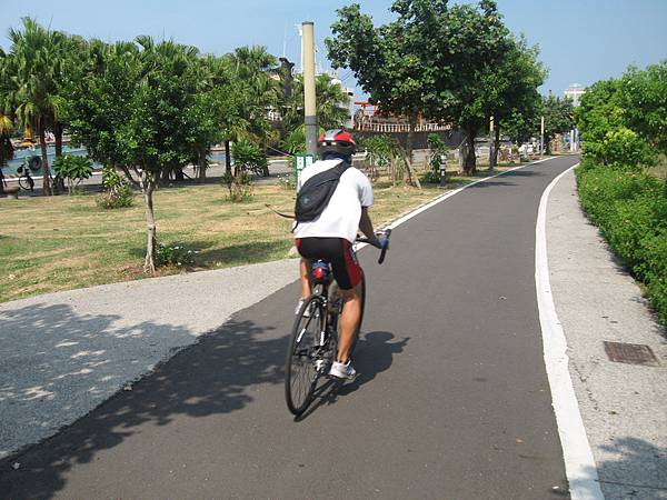 51裝備齊全的自行車騎士.JPG 51裝備齊全的自行車騎士.JPG