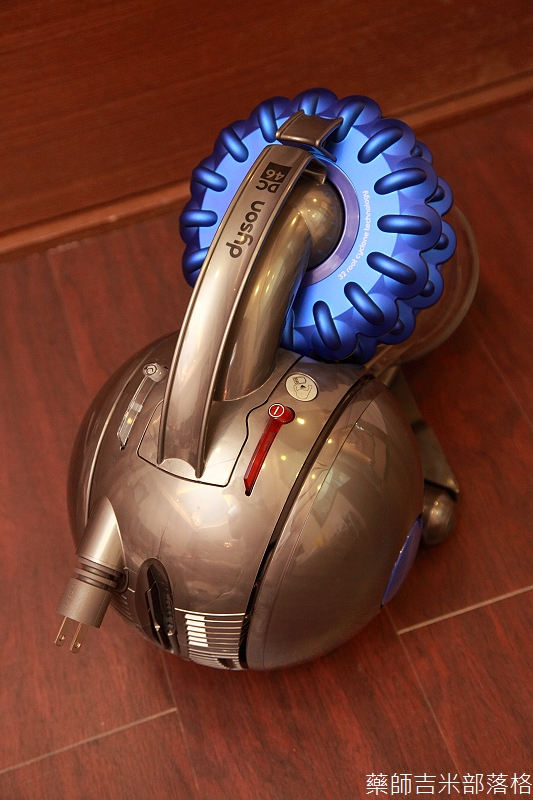 【開箱】Dyson DC46吸塵器，雙層多圓錐氣旋吸力永不減弱，無纏結氣控毛刷吸頭 【藥師吉米】 旅行‧攝影‧美食‧科技‧健康‧親子