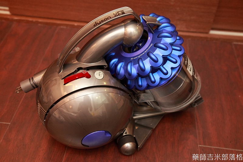 【開箱】Dyson DC46吸塵器，雙層多圓錐氣旋吸力永不減弱，無纏結氣控毛刷吸頭 【藥師吉米】 旅行‧攝影‧美食‧科技‧健康‧親子