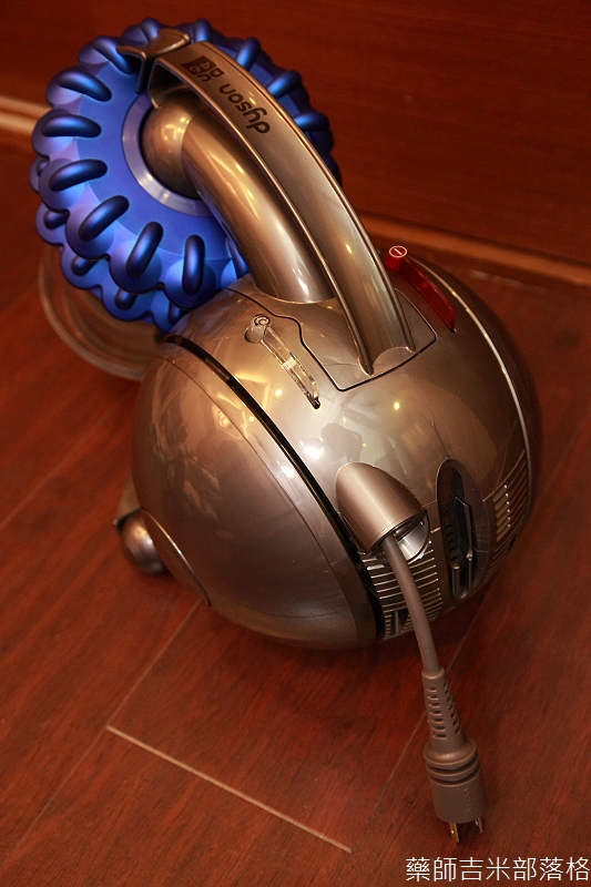 【開箱】Dyson DC46吸塵器，雙層多圓錐氣旋吸力永不減弱，無纏結氣控毛刷吸頭 【藥師吉米】 旅行‧攝影‧美食‧科技‧健康‧親子