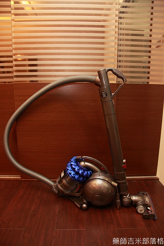 【開箱】Dyson DC46吸塵器，雙層多圓錐氣旋吸力永不減弱，無纏結氣控毛刷吸頭 【藥師吉米】 旅行‧攝影‧美食‧科技‧健康‧親子