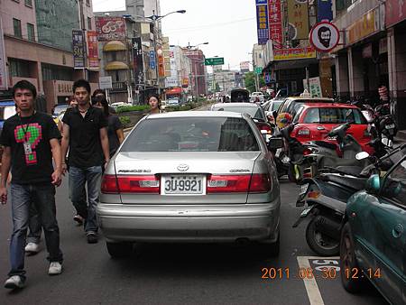 3U-9921 違規併排停車 3U-9921 違規併排停車