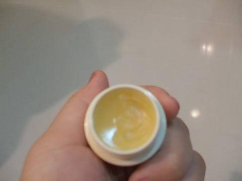 「夜用魔唇」膏體,很像凡士林