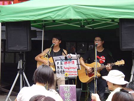 妖怪村有認真可愛的學生歌手駐唱。.JPG