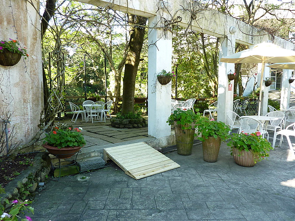 P1060984往廁所的方向有坡道,但不利上下,且通道不適合輪椅行動.JPG P1060984往廁所的方向有坡道,但不利上下,且通道不適合輪椅行動.JPG