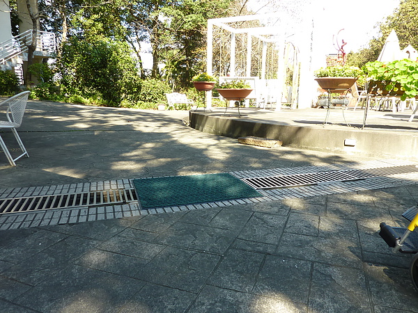 P1060534餐廳把墊子放在水溝蓋上就可解決此問題.JPG P1060534餐廳把墊子放在水溝蓋上就可解決此問題.JPG