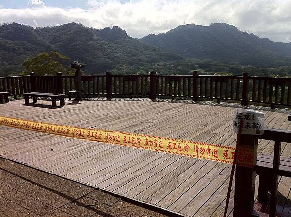 IMG_0298飲食區的觀景台(當天油漆未乾沒開放),可眺望整個大溪花海農場.JPG IMG_0298飲食區的觀景台(當天油漆未乾沒開放),可眺望整個大溪花海農場.JPG