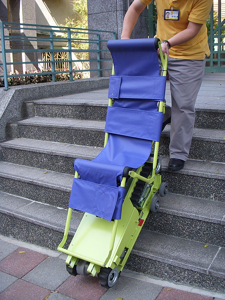 爬梯機架在樓梯上.JPG