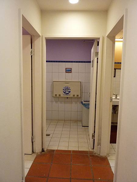 P1060625獨立在男女廁中間,但可惜不是拉門式.JPG P1060625獨立在男女廁中間,但可惜不是拉門式.JPG