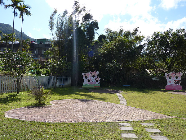 P1060612愛情故事館，連地上的磚都是愛心型的.JPG