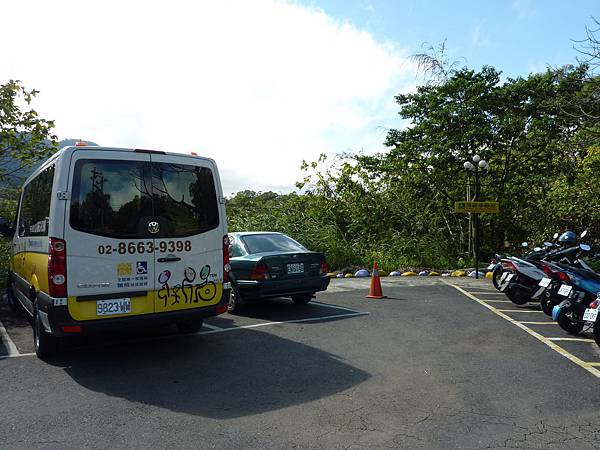 P1060616大溪花海入口一進來是一個小型的無障礙停車場(愛心車位),就在餐廳旁邊.JPG P1060616大溪花海入口一進來是一個小型的無障礙停車場(愛心車位),就在餐廳旁邊.JPG