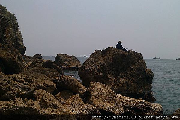 IMAG0491,在岩石上釣魚的男子.jpg