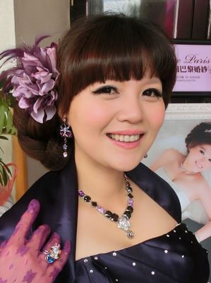 yeah高雅線條感宮庭風盤髮編髮羽毛花朵紫色水鑽禮服妹妹頭 (1).jpg