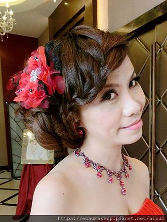 茵茵氣質盤髮扭轉繁複編髮線條感手捲新娘敬酒送客造型現代宮廷古典風格水鑽帽胚花朵羽毛紅色紗質禮服