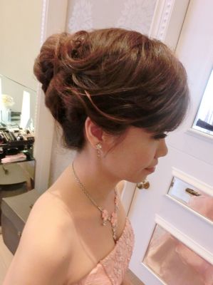 氣勢盤髮貴氣大氣捲髮捲度澎度編髮粉色禮服皇冠訂婚氣質甜美新娘進場造型 (5).jpg