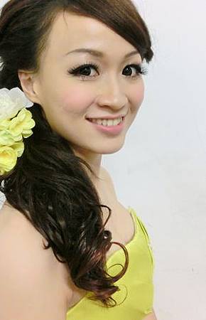 側長捲高雅名伶大眼妝大捲髮微捲韓系髮玫瑰海 棠花飾乾淨底妝黃色平口晚禮服 (1).jpg