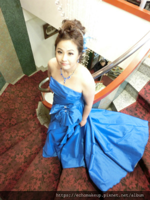 短髮新娘 靖雅 時尚龐克風 龍捲風瀏海特殊瀏海公主頭浪漫大捲髮鑽飾排鑽花朵藍色平口禮服梳光新娘頭新娘妝造型敬酒造型文訂結婚 接髮接假髮自然接長髮 (1).jpg