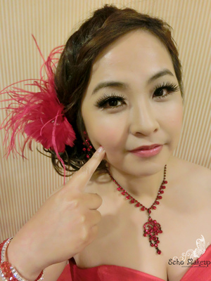 靖雅 甜美雜誌風 編髮 辮子瀏海羽毛飾品時尚感年輕俏麗側邊髮型紅色晚禮服送客造型台式大眼妝 (1).jpg