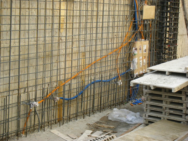 11.25一樓牆壁配管-客廳3