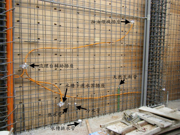 11.25一樓牆壁配管-廚房2