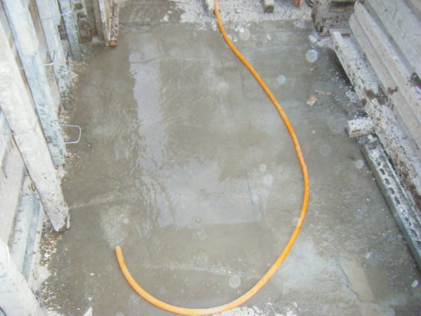 11.28一樓模板封內模-澆水養護.jpg 11.28一樓模板封內模-澆水養護.jpg