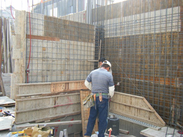 091221-二樓牆柱封內模01