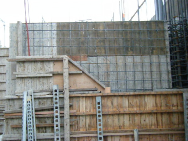 091221-二樓牆柱封內模02