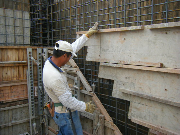 091221-二樓牆柱封內模03