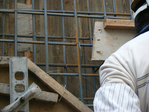 091221-二樓牆柱封內模04