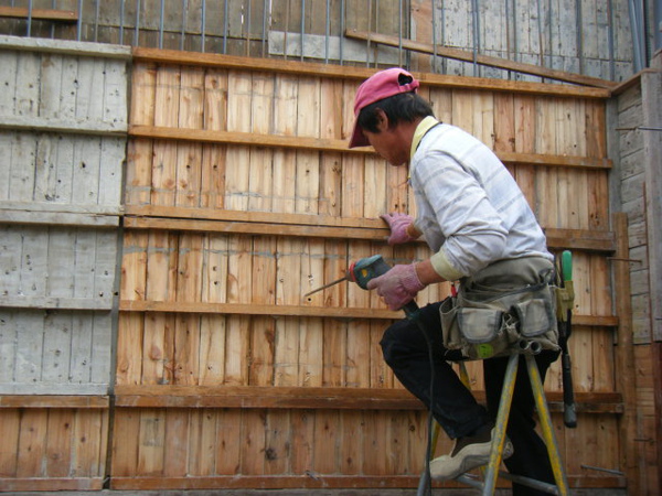 091221-二樓牆柱封內模06