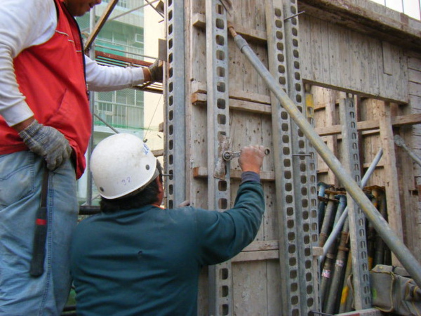 091221-二樓牆柱封內模08