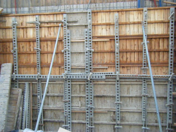 091221-二樓牆柱封內模09