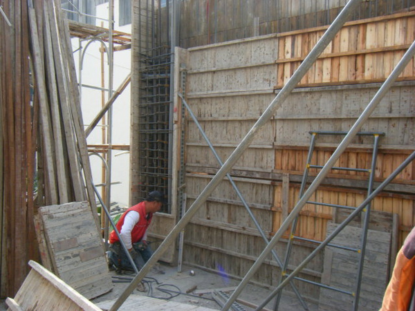 091221-二樓牆柱封內模10