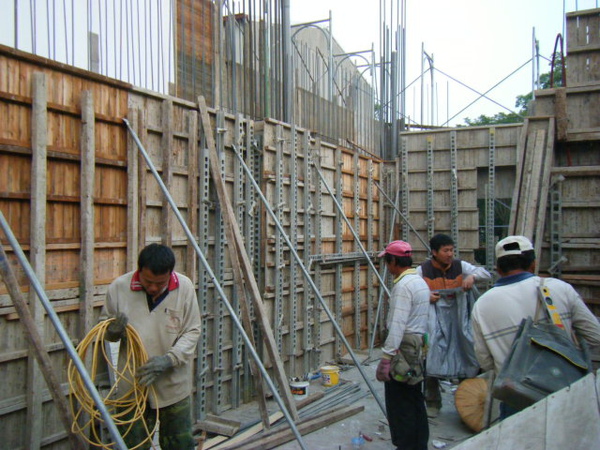 091221-二樓牆柱封內模17