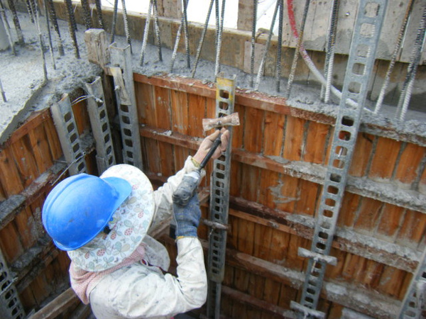 100101-二樓養護2、拆側模及三樓放樣07