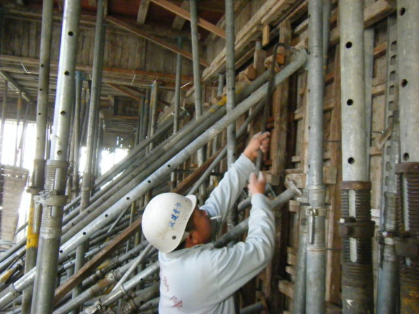 100101-二樓養護2、拆側模及三樓放樣08