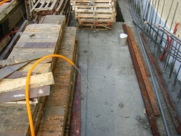 100101-二樓養護2、拆側模及三樓放樣14