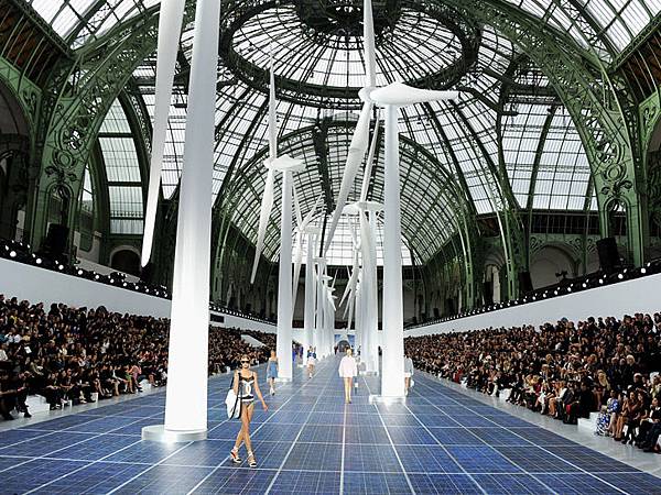 chanel-paris-fashion-week-spring-summer-2013-solar-panels-1 chanel-paris-fashion-week-spring-summer-2013-solar-panels-1