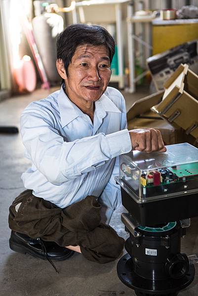 劉大潭展示和女兒一同設計的濾水器心臟。