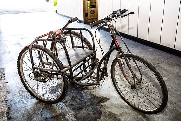 大姊幼時送劉大潭的訂製手搖車,至今仍騎著它去運動。