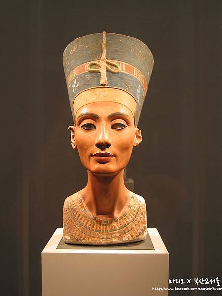 Nefertiti_bust_(front)
