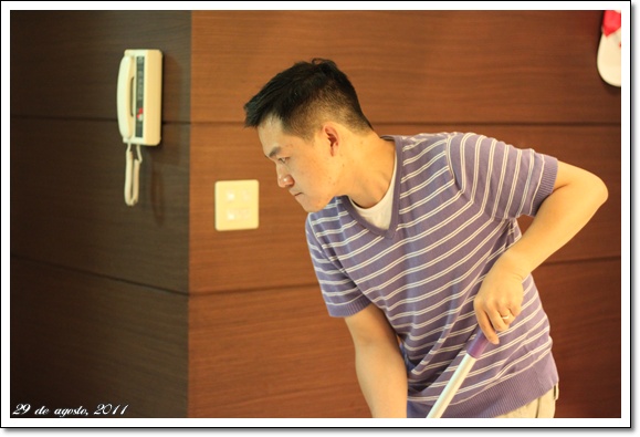 Eric 拖地(橫).jpg Eric 拖地(橫).jpg