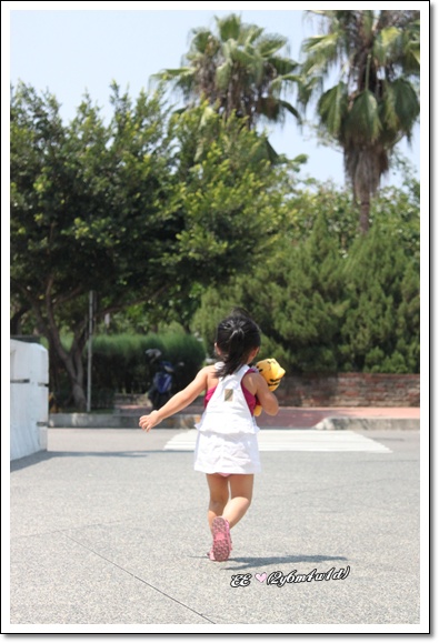抱巧虎奔向公園.jpg 抱巧虎奔向公園.jpg