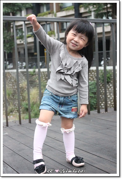 河溝橋上擺pose.jpg 河溝橋上擺pose.jpg