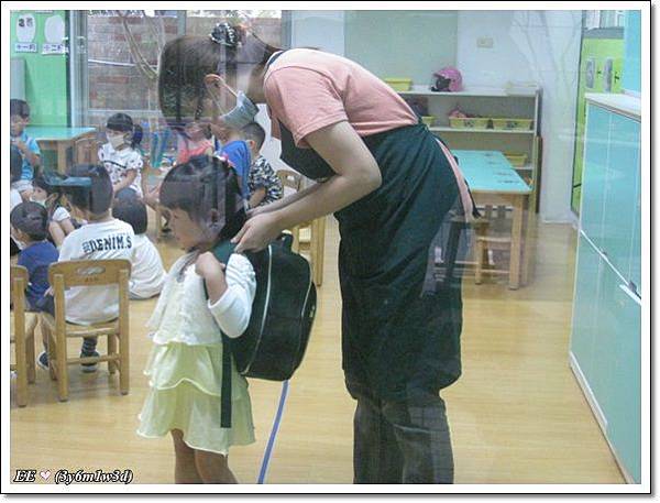 孜孜老師幫忙揹書包 孜孜老師幫忙揹書包