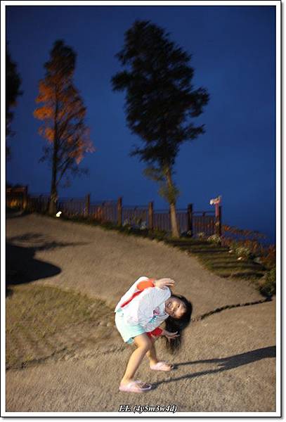 EE夜間停車場搞笑.JPG EE夜間停車場搞笑.JPG